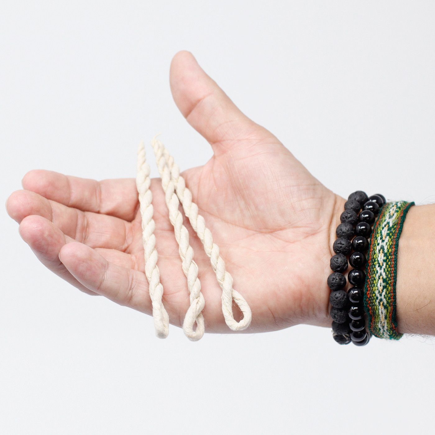 Conjunto de tres ganchos de yute natural, color crema, ideal para manualidades y decoración.