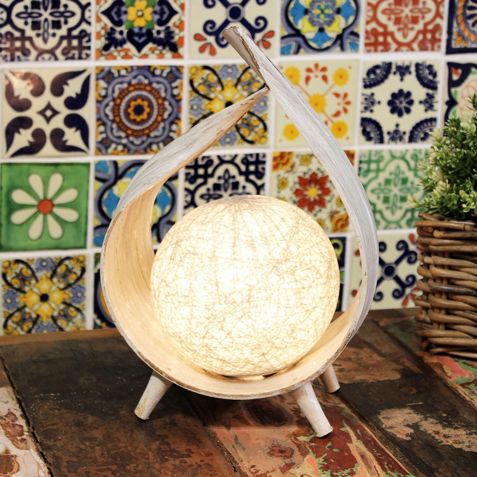 Lámpara de mesa moderna, base de madera clara, pantalla esférica de papel, estilo ecléctico y color natural.