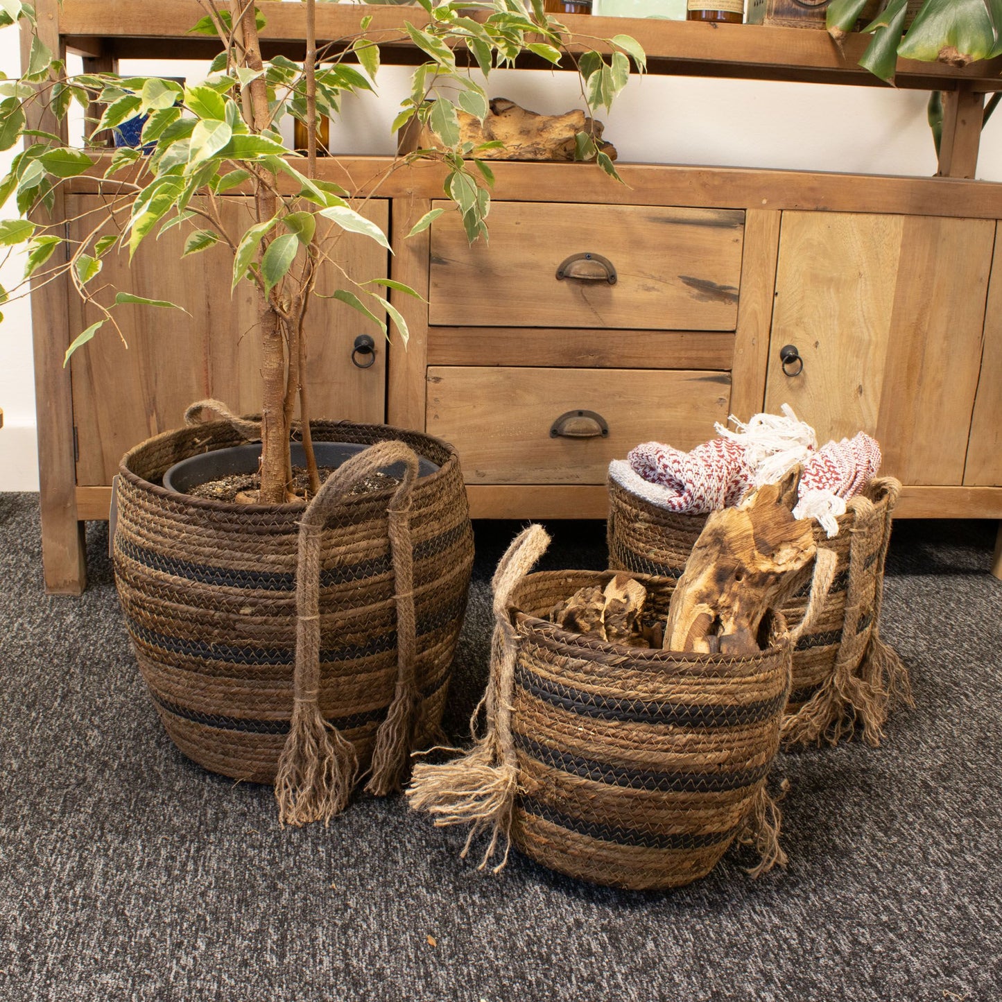 Set de 3 cestas tejidas de hoja de plátano y pasto marino marrón, con asas decorativas y estilo natural rústico.