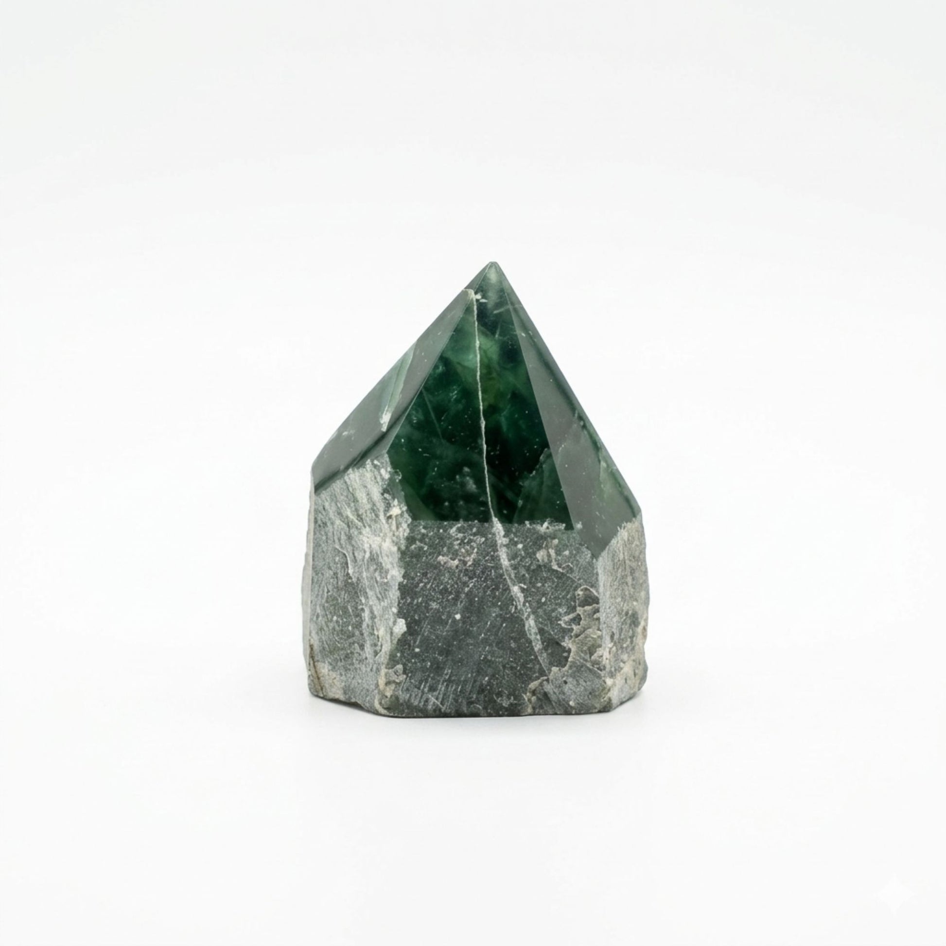 Piedra preciosa de cuarzo verde oscuro en forma de pirámide, con base gris y textura natural.
