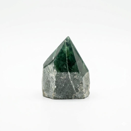 Piedra preciosa de cuarzo verde oscuro en forma de pirámide, con base gris y textura natural.