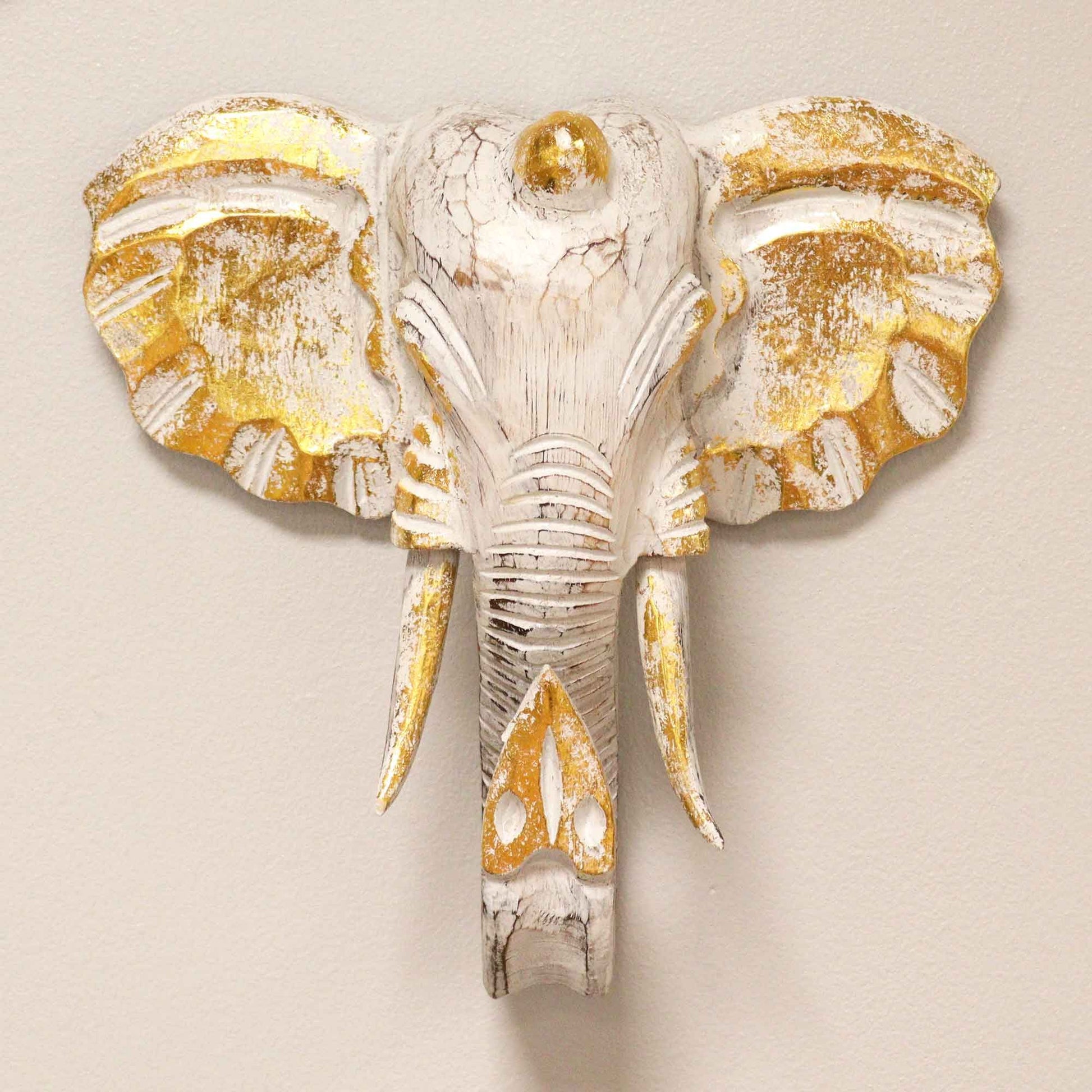 Cabeza de elefante decorativa blanca y dorada, tallada en madera con acabado envejecido, estilo bohemio.