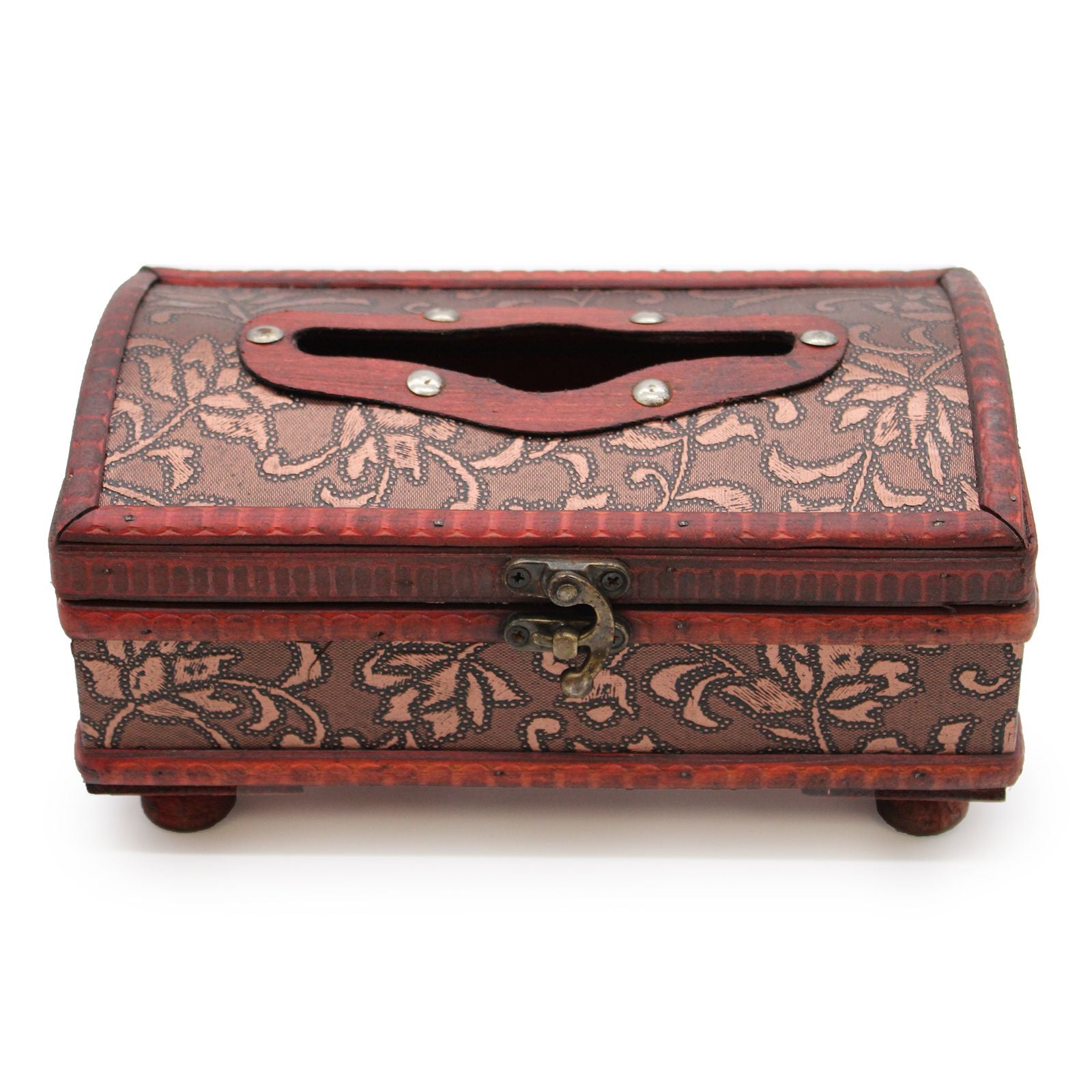 Caja de madera marrón con relieve de flores, borde rojo y cierre de metal, ideal para almacenamiento decorativo.