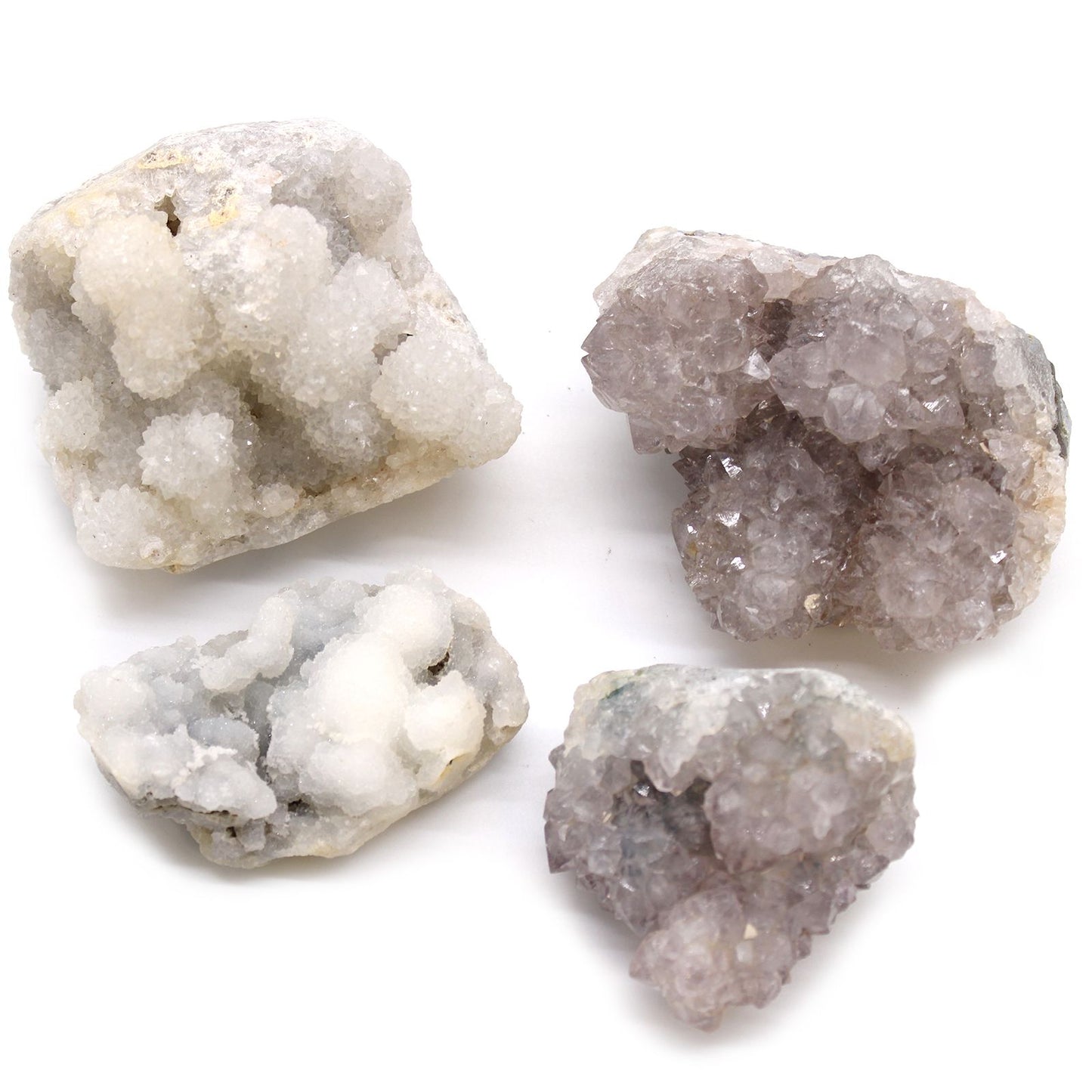 Piedras cristales de cuarzo blanco y morado, brillantes, en diferentes formas y tamaños, ideales para decoraciones.
