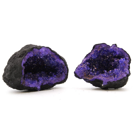 Geoda de amatista negra y violeta, con cristales brillantes en el interior. Ideal para decoración y coleccionismo.