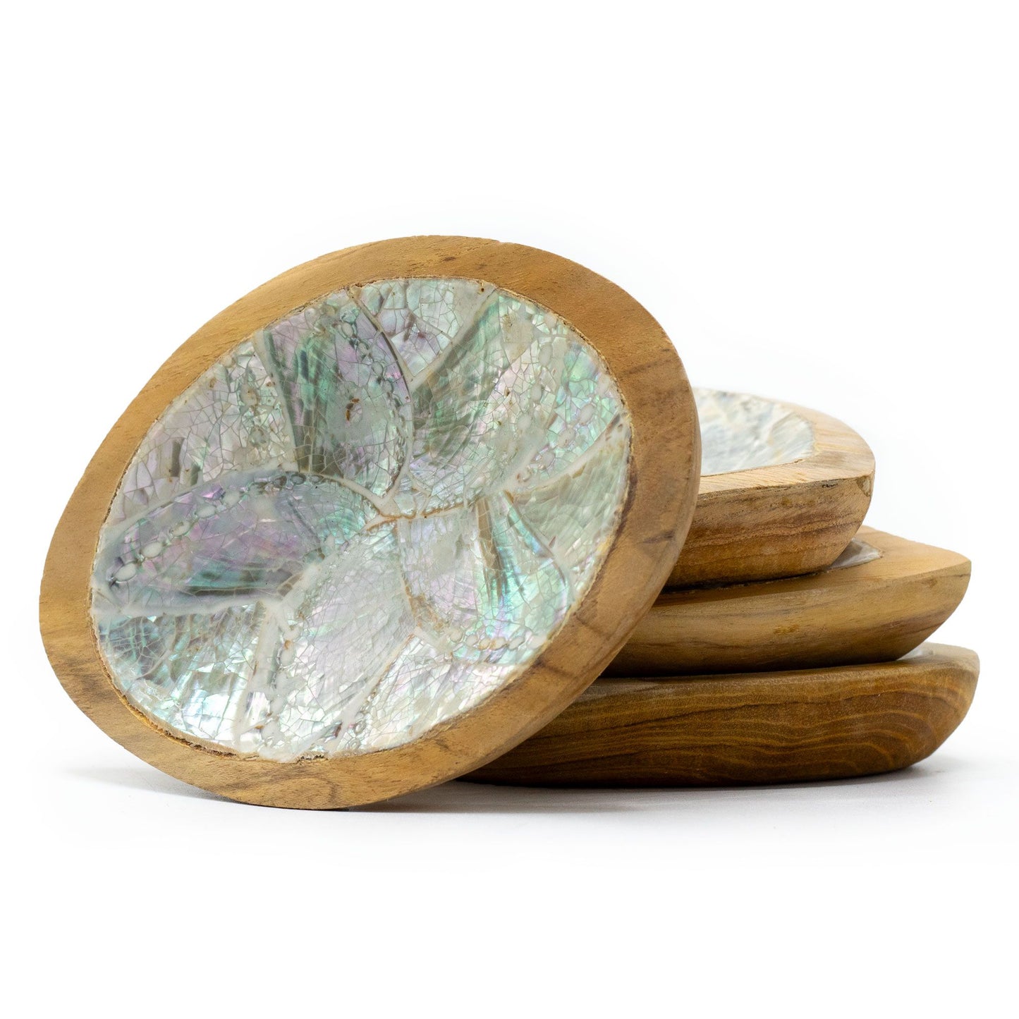 Platos de madera marrón con interior de concha nacarada en tonos iridiscentes, estilo natural y elegante.