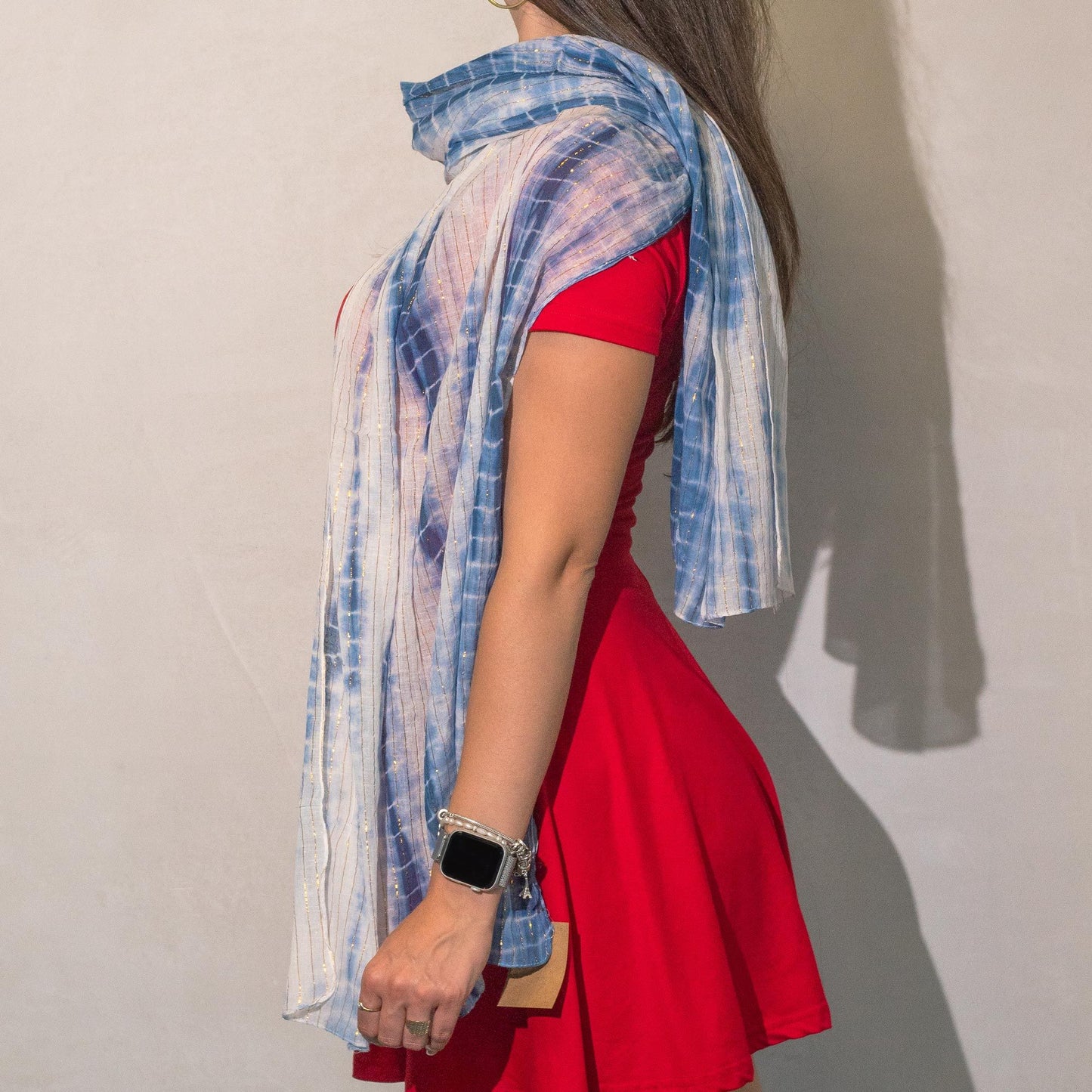 Bufanda de seda azul y blanca, estampado de rayas, estilo bohemio, perfecta para completar un outfit casual.