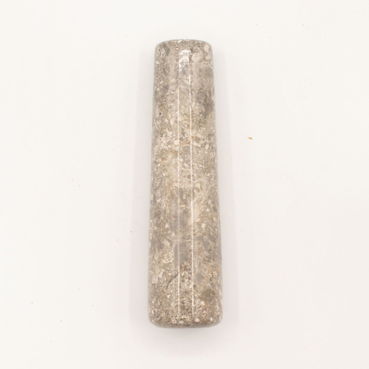 Piedra de masaje larga en color gris claro, material de mármol, estilo elegante y moderno.