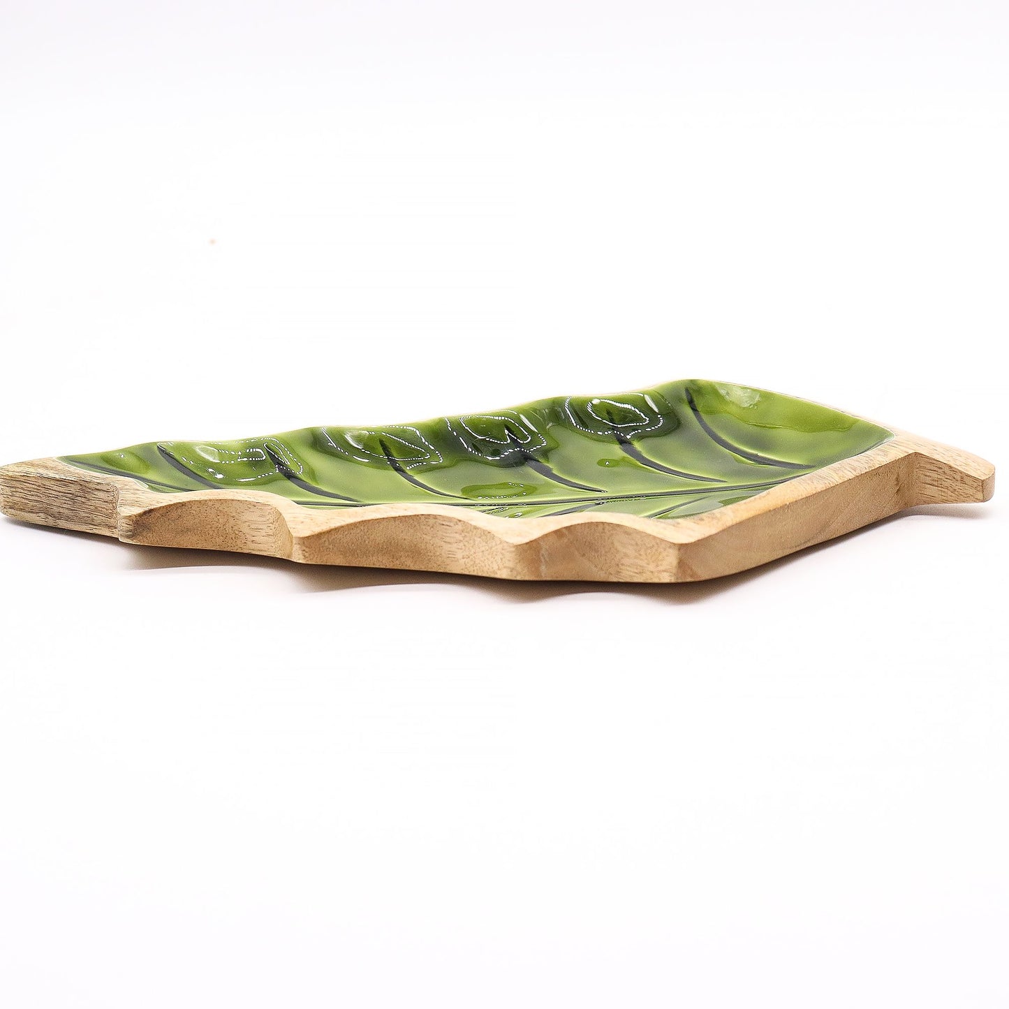 Plato rectangular verde brillante con textura de madera natural, ideal para decoración o servir aperitivos.