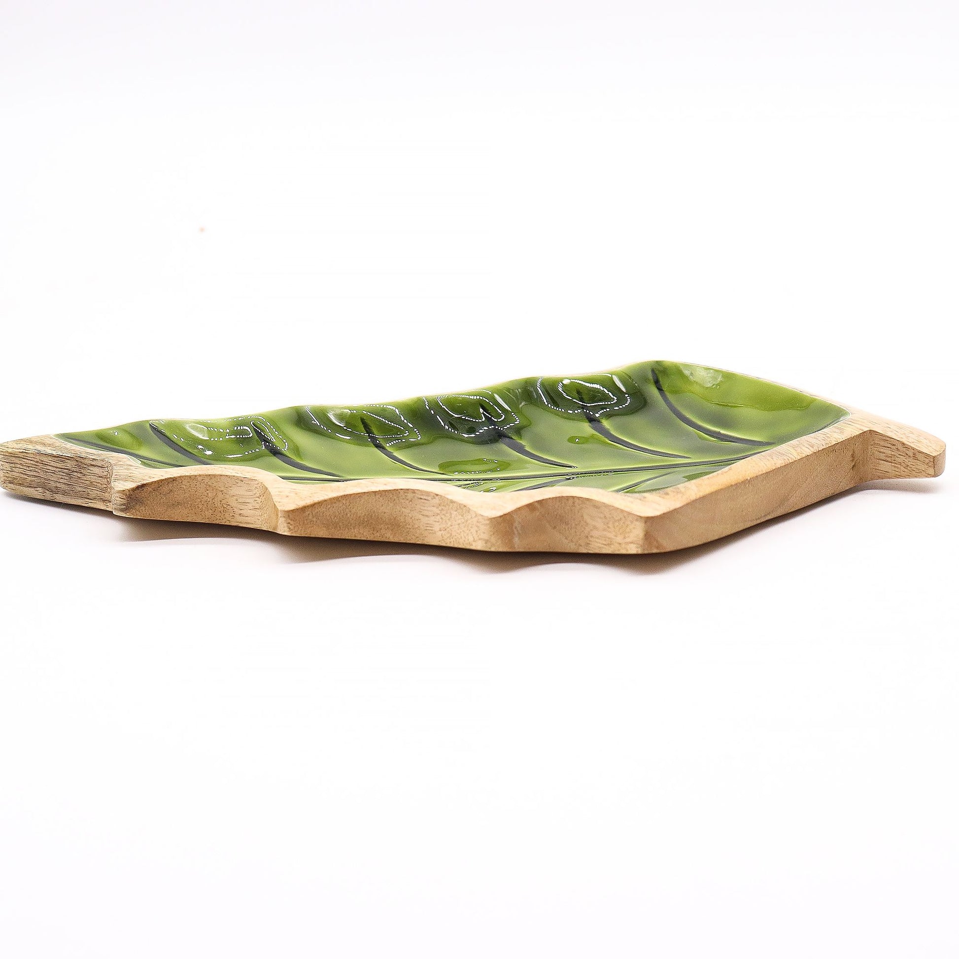 Plato rectangular verde brillante con textura de madera natural, ideal para decoración o servir aperitivos.