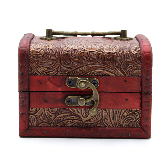 Cajita decorativa de madera roja con grabado dorado y cierre metálico, estilo vintage.