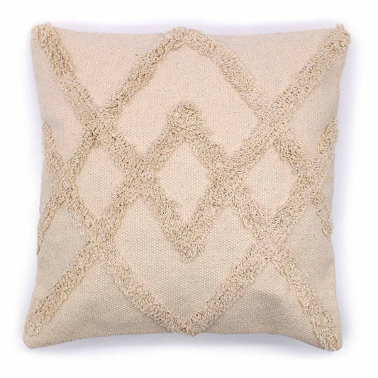 Funda de cojín cuadrada color crema con patrón de rombos en relieve tipo tufting, textura rústica de algodón.