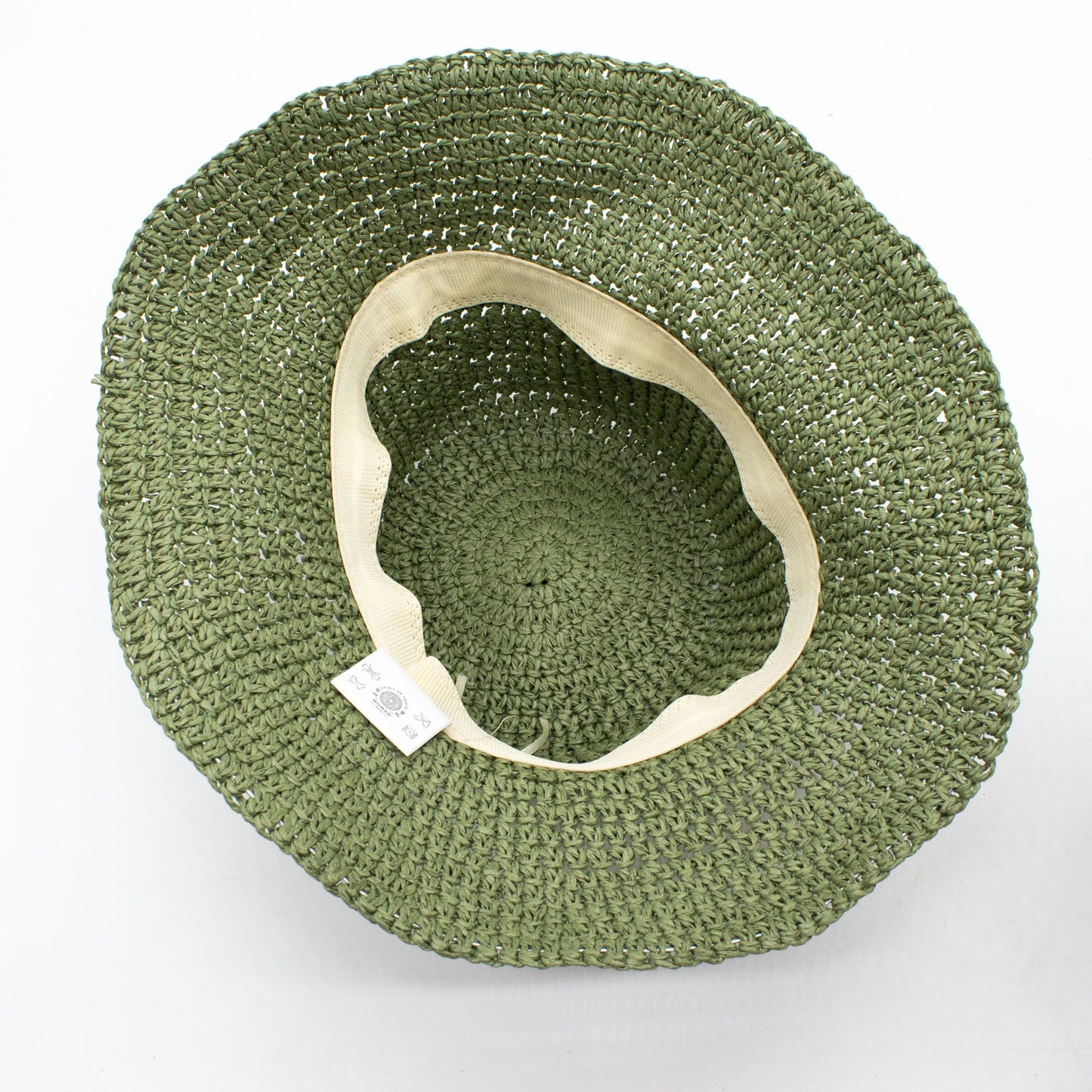 Sombrero de paja tejido en color verde oliva, con interior beige, estilo bohemio ideal para el verano.