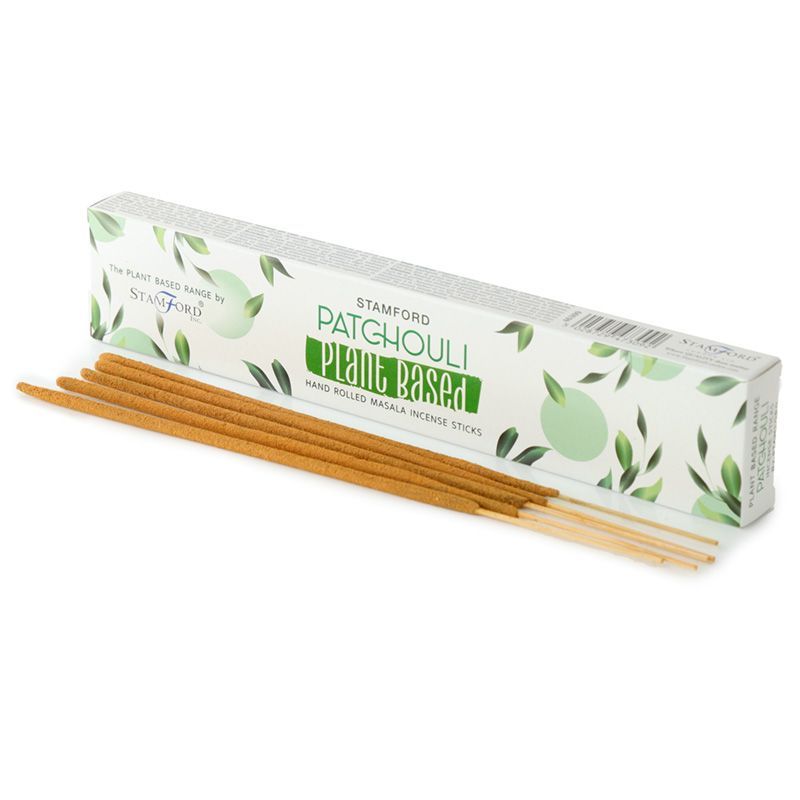 Incienso de patchouli, varitas delgadas, color marrón, empaquetado ecológico con diseño de hojas verdes.