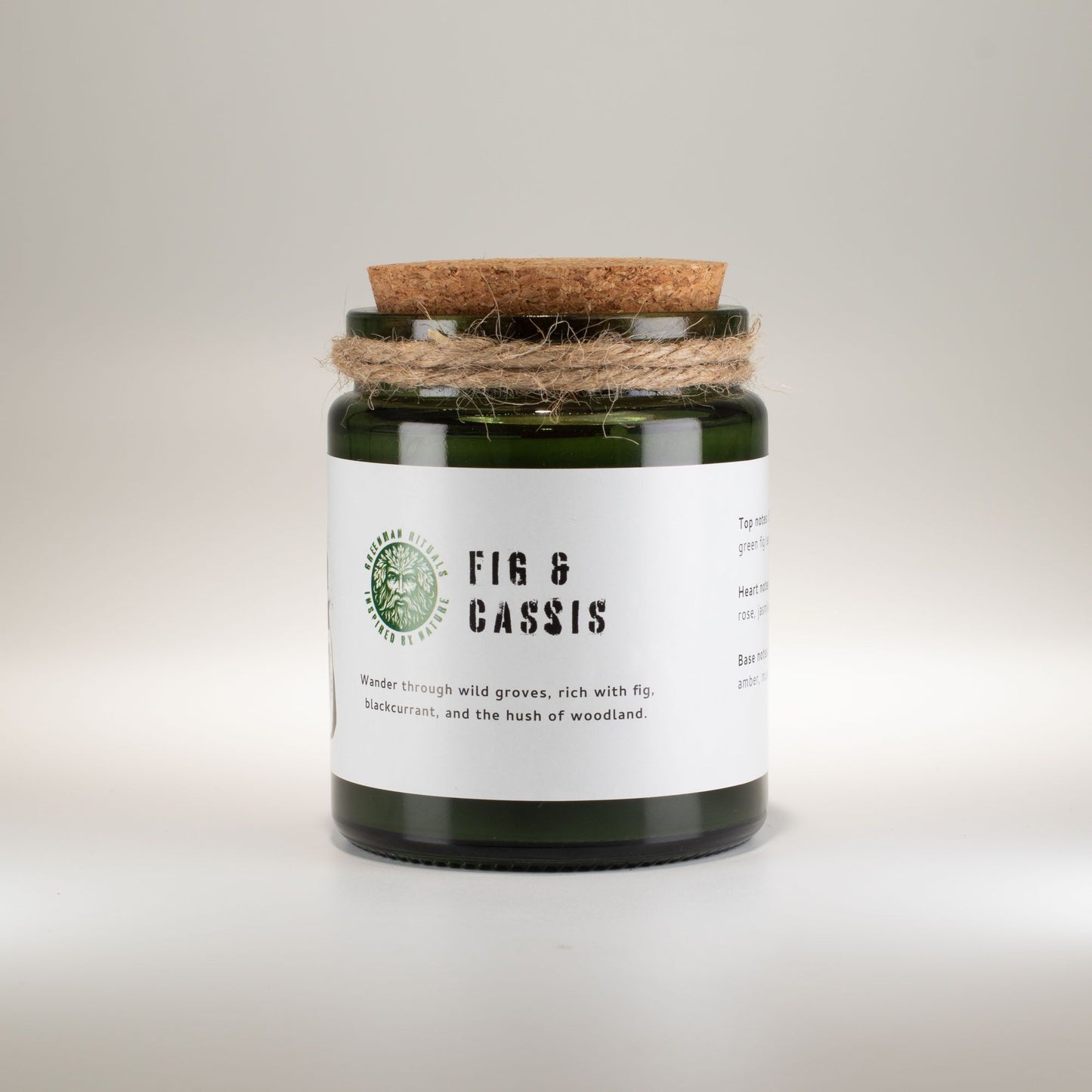 Vela de cristal verde con tapa de corcho, aroma higo y grosella negra, estilo rústico.