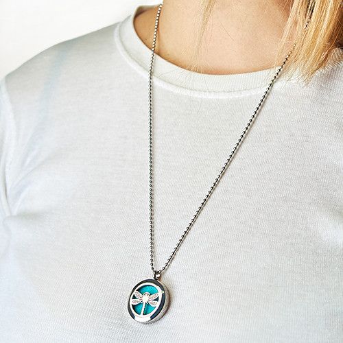 Collar de plata con medallón redondo y diseño de hada en tonos azul y verde, estilo moderno y delicado.
