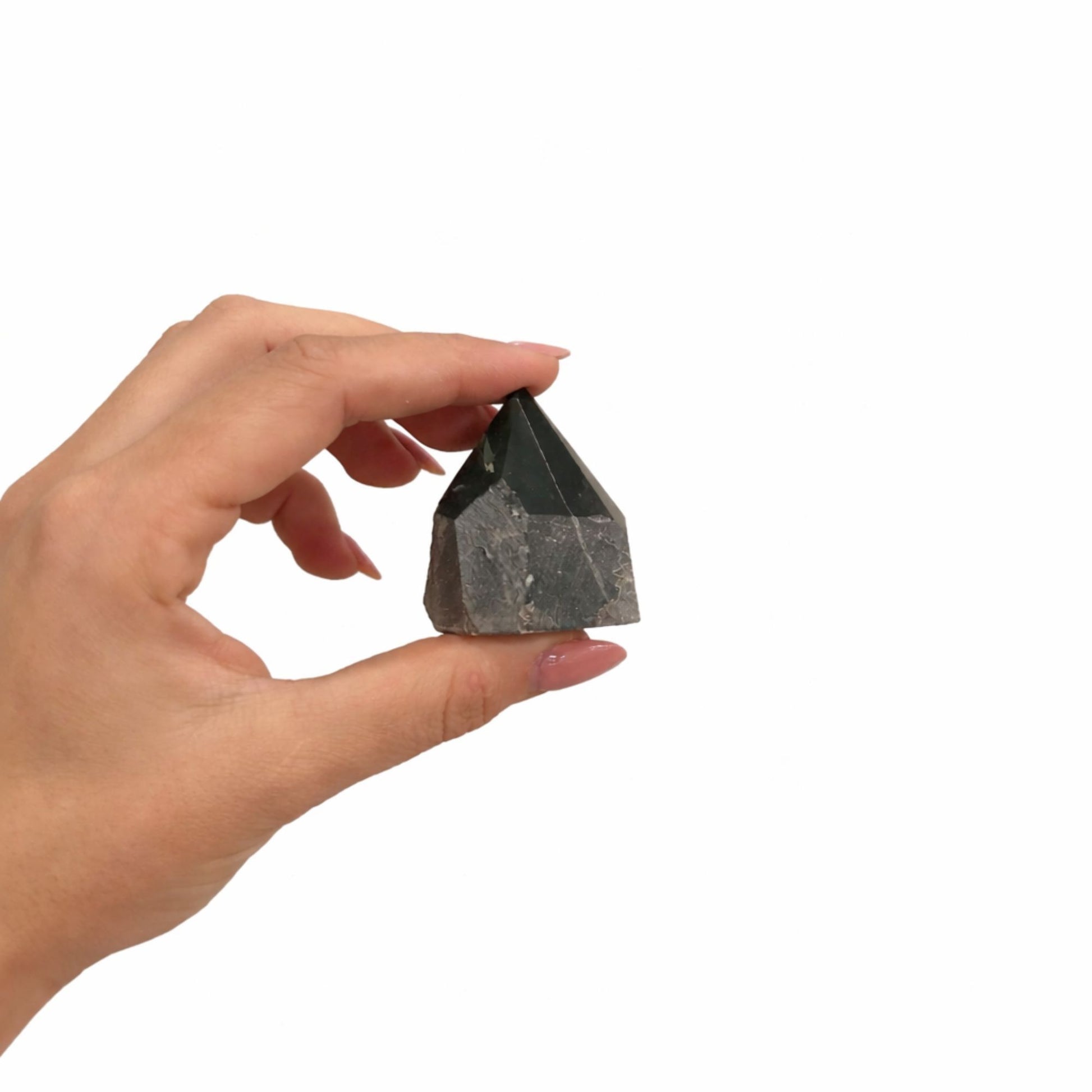 Cristal decorativo de ónix negro en forma de pirámide, ideal para aumentar la energía positiva en tu hogar.