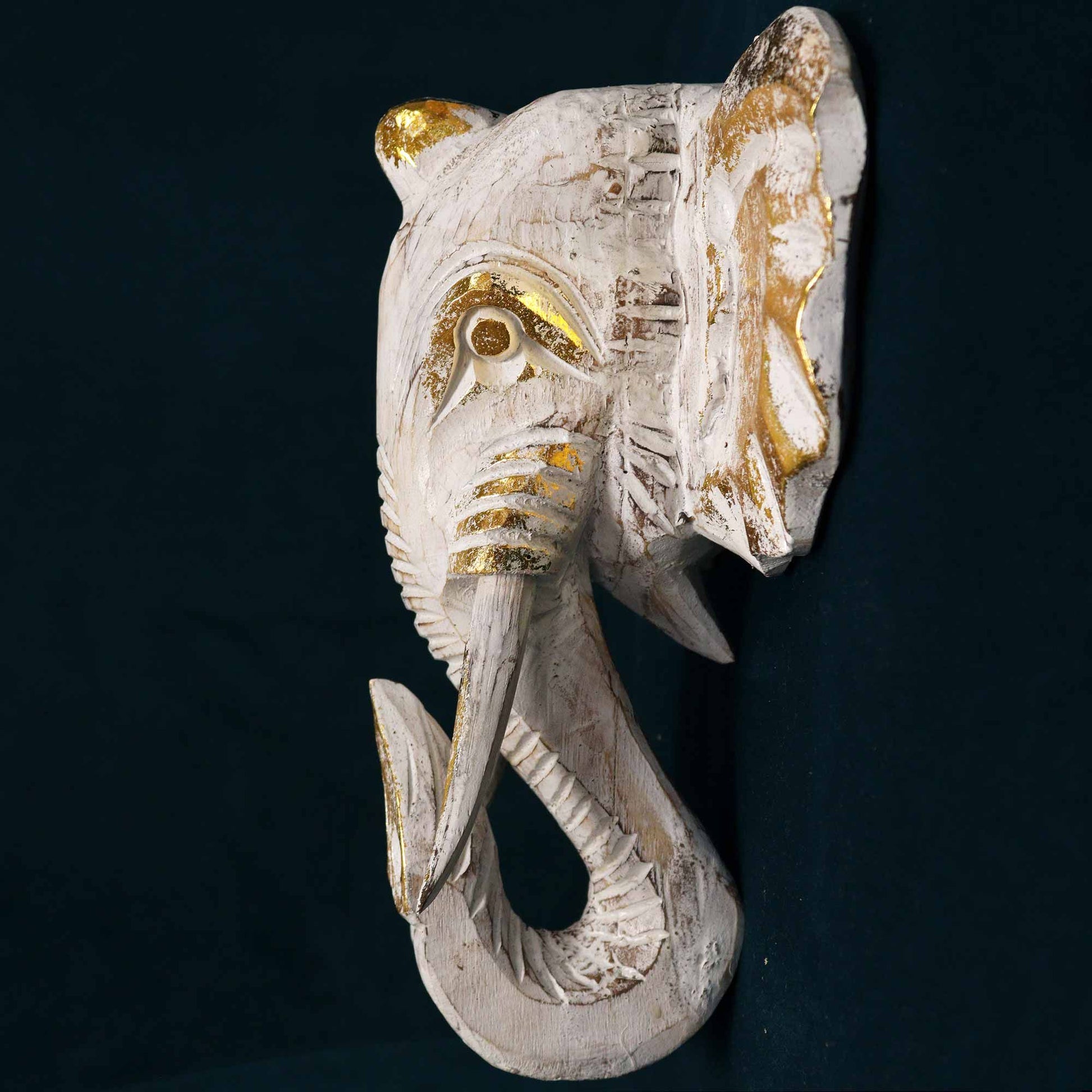 Cabeza de elefante de madera blanca con acabado dorado, estilo decorativo para pared.