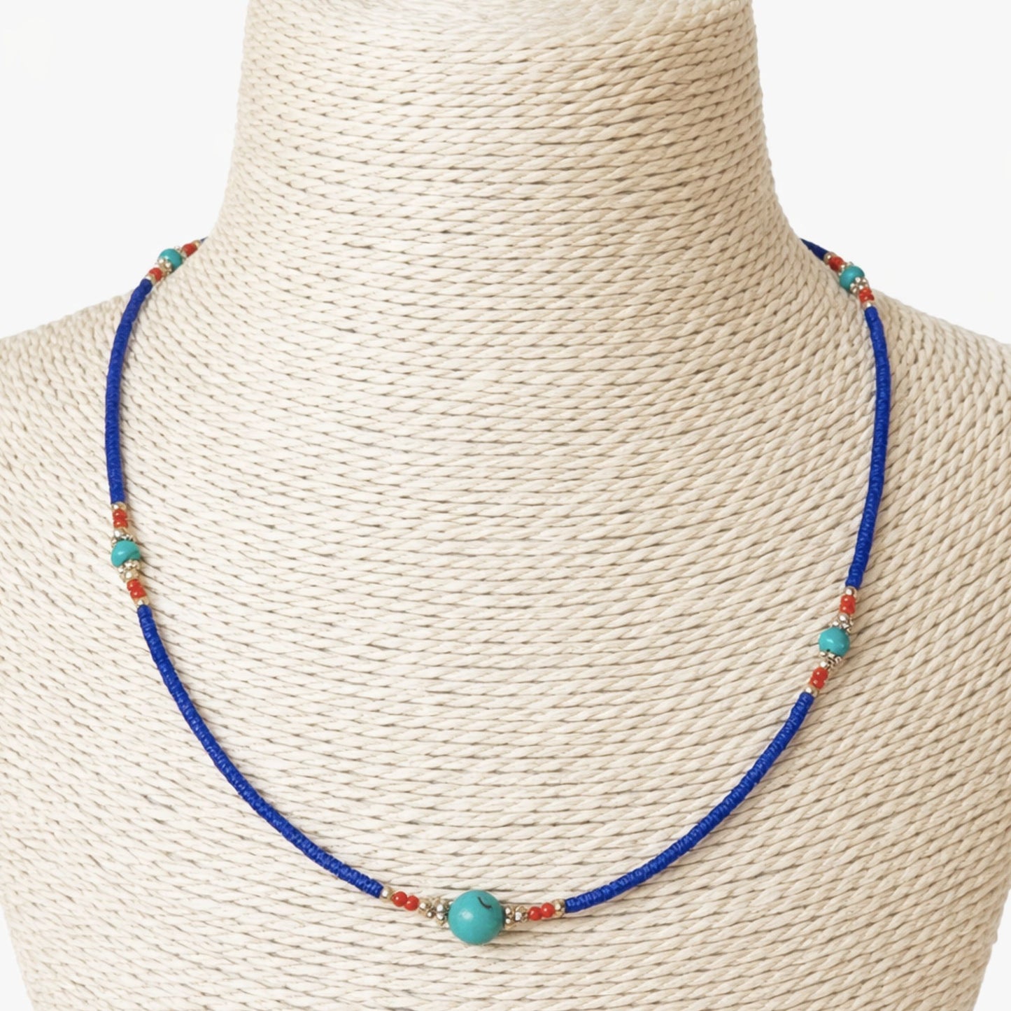Collar de cuentas turquesa y coral con hilo azul, estilo bohemio, accesorio ideal para verano.