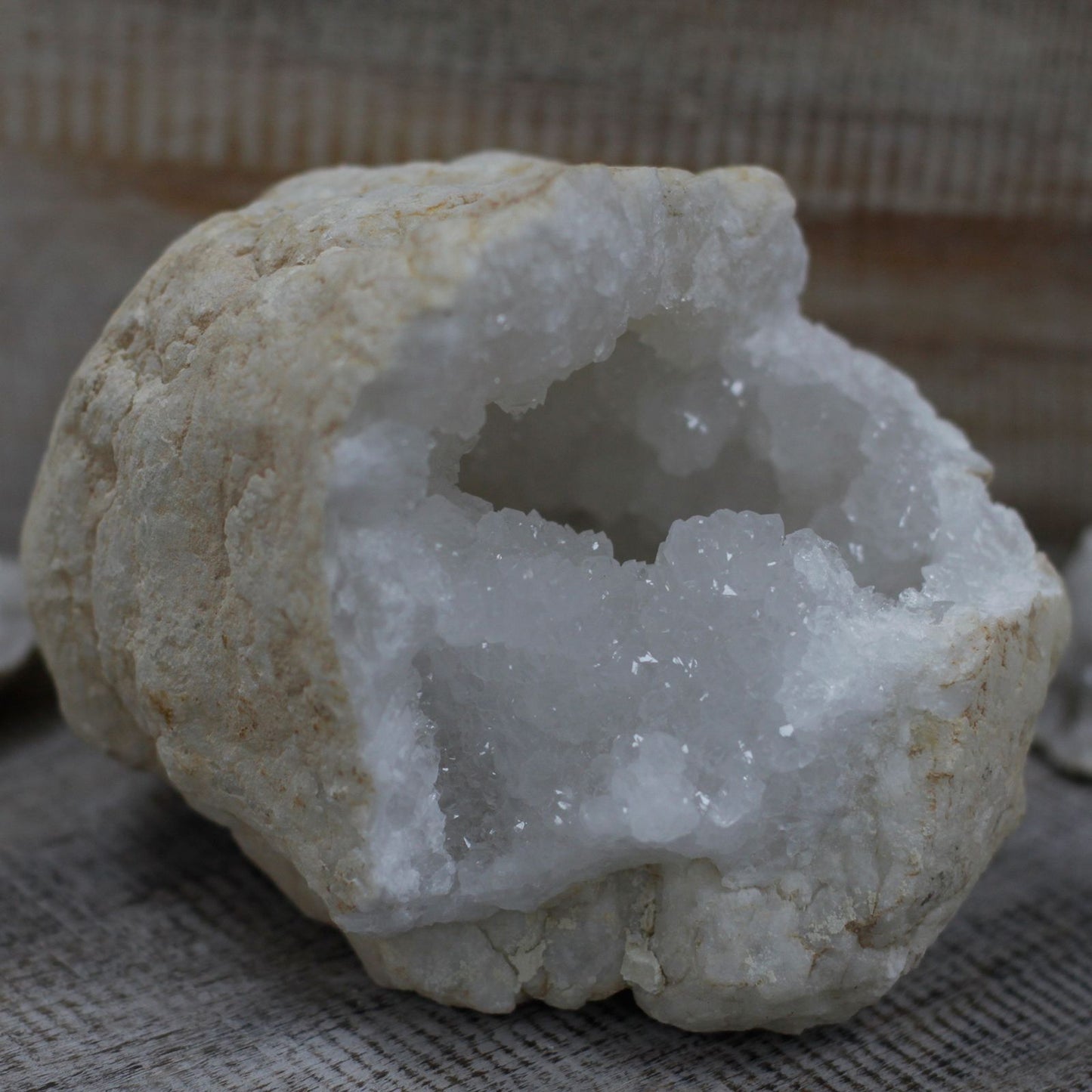 Cuarzo blanco natural en forma de geoda con cristales brillantes, ideal para decoración y coleccionistas.