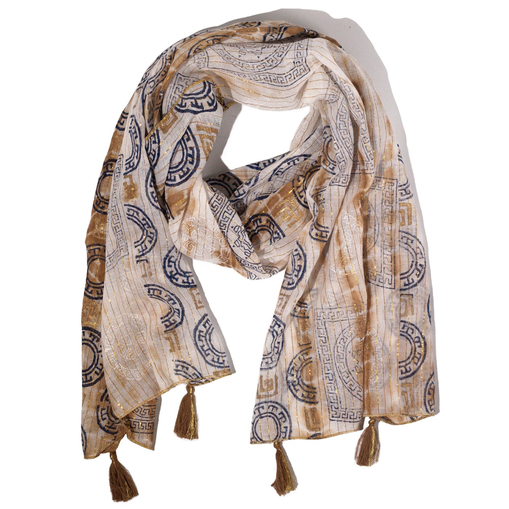 Bufanda ligera en tonos beige y azul, con estampado geométrico y borlas doradas. Ideal para un look bohemio.