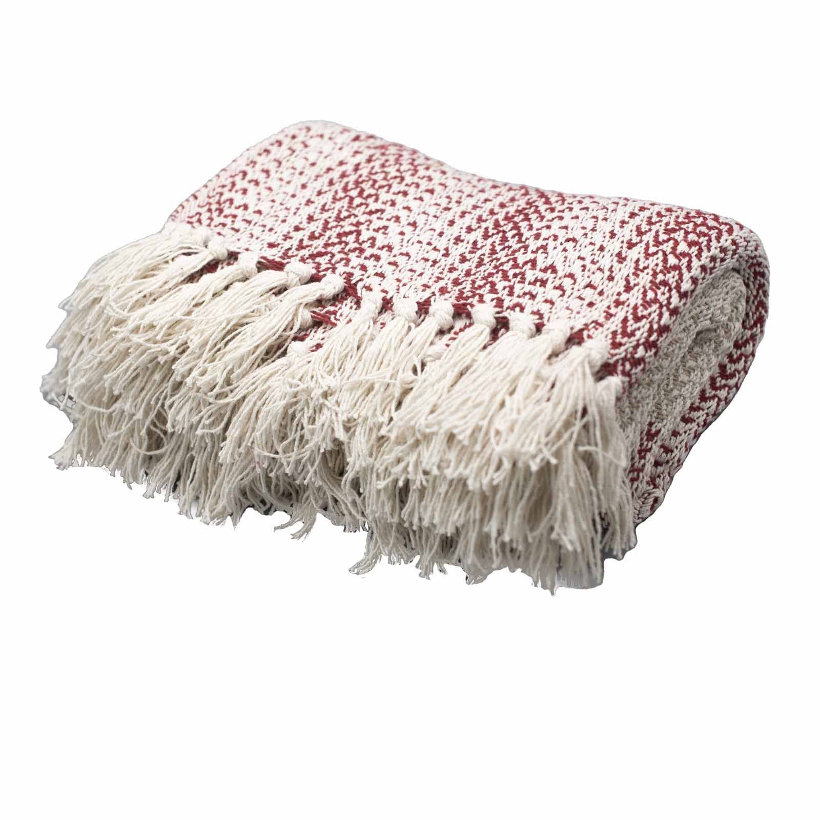 Manta tejida en color blanco y rojo con flecos, ideal para decorar y abrigar.