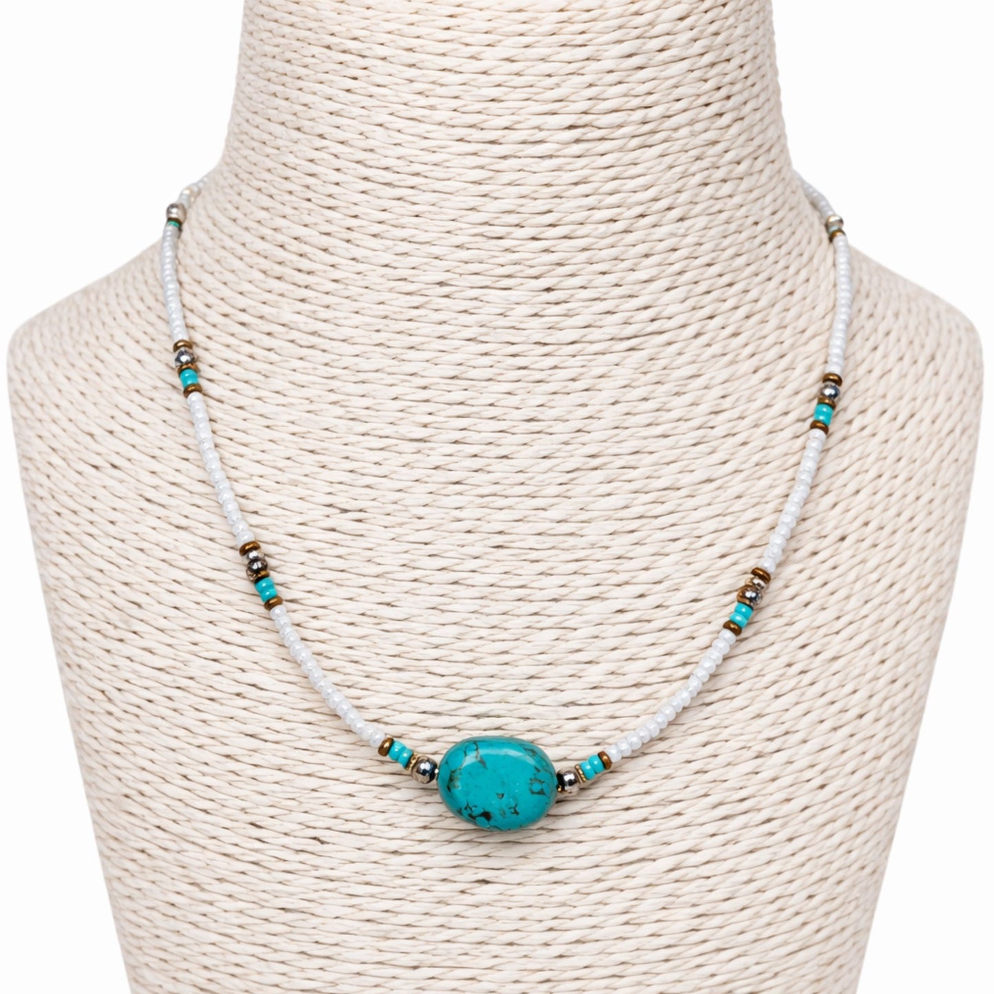Collar de cuentas de turquesa y doradas con hilo blanco trenzado, estilo bohemio y moderno.