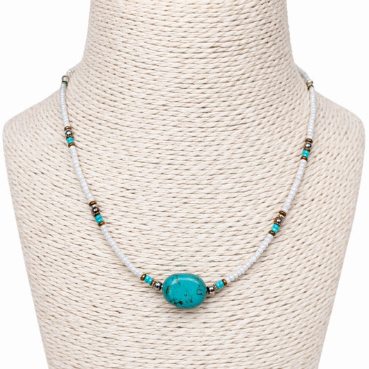 Collar de cuentas de turquesa y doradas con hilo blanco trenzado, estilo bohemio y moderno.