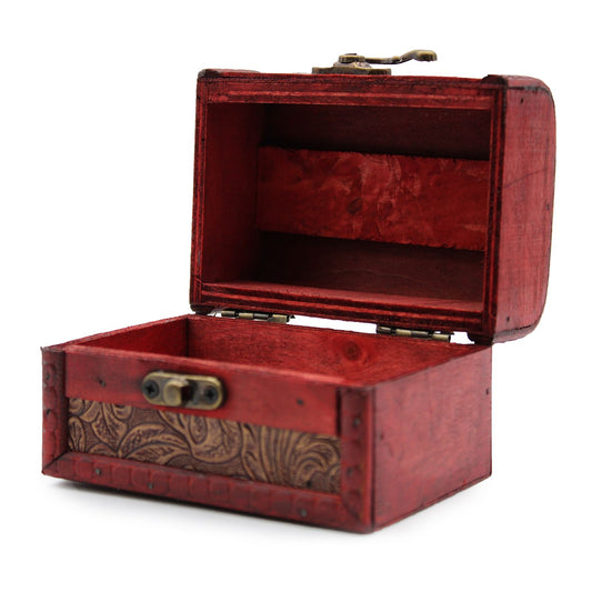 Caja de madera roja con detalles en relieve dorados, estilo vintage, ideal para almacenar joyas o pequeños objetos.