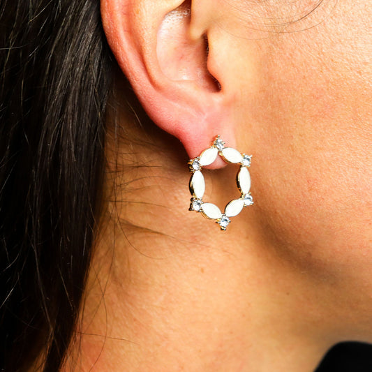 Pendientes aro perla con acabado vintage en acero inoxidable y vidrio brillante para un look elegante.