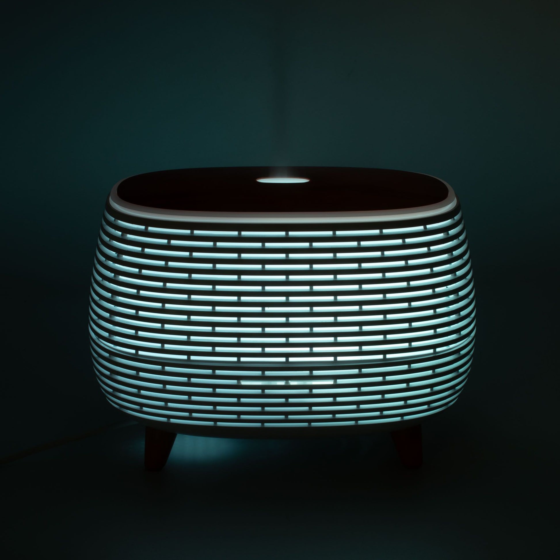 Lámpara de mesita de noche blanca y azul, diseño moderno con luces LED y base de madera.