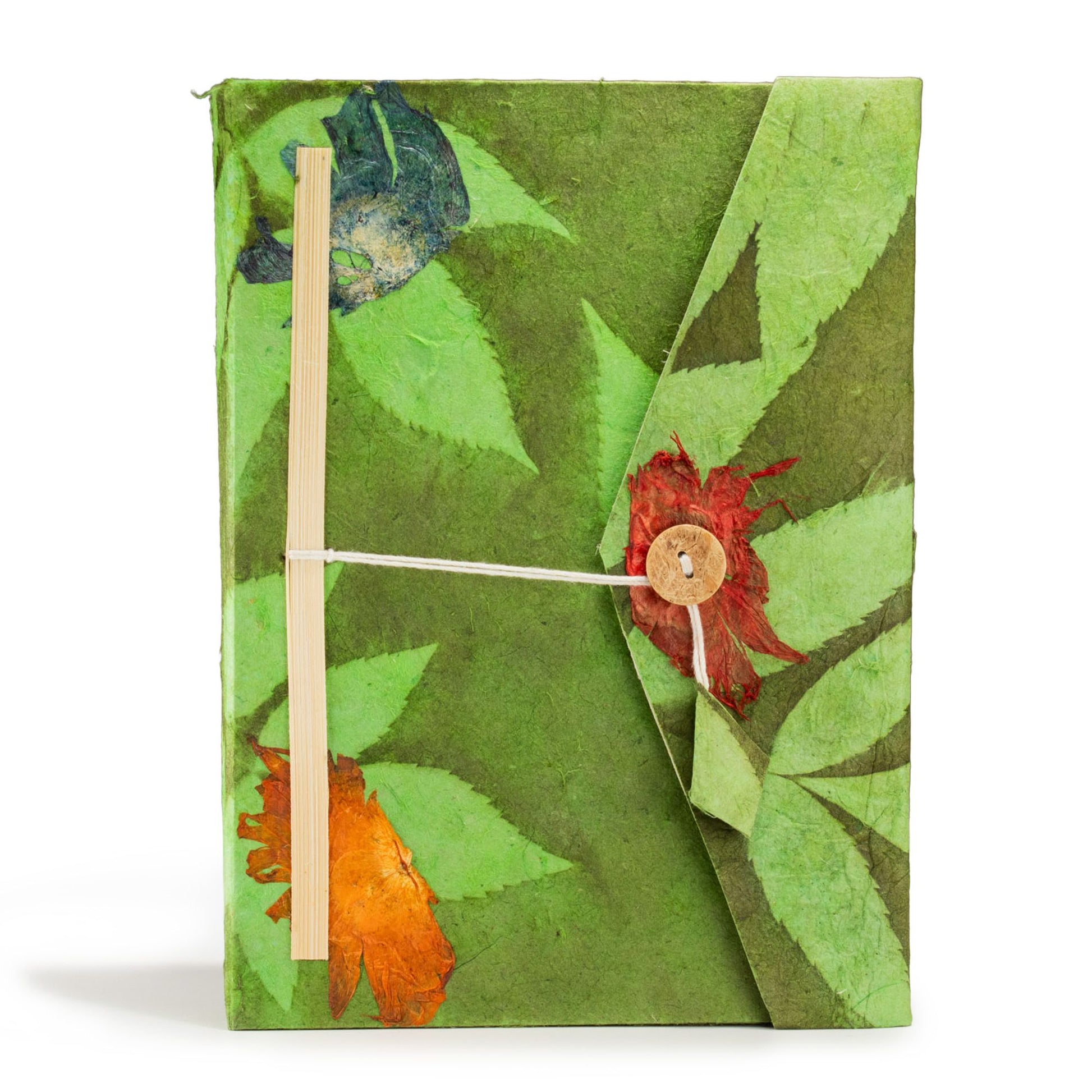 Cuaderno verde con flores, tapa de papel reciclado, cierre de cuerda, estilo artesanal y ecológico.