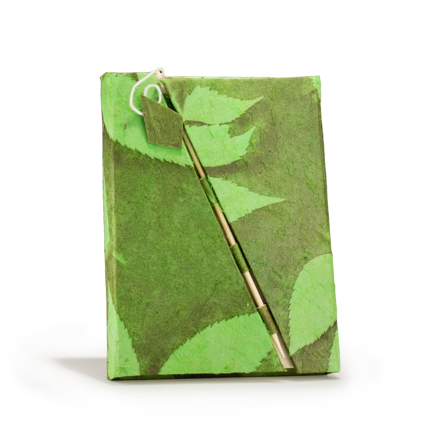 Cuaderno ecológico verde con diseño de hojas, hecho de papel reciclado, incluye un bolígrafo dorado.