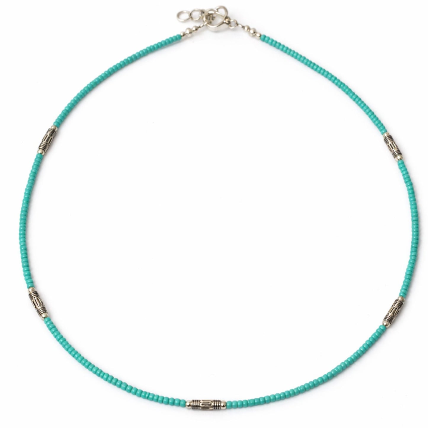 Collar de cuentas turquesas con separadores plateados, estilo bohemio y moderno. Ideal para cualquier ocasión.