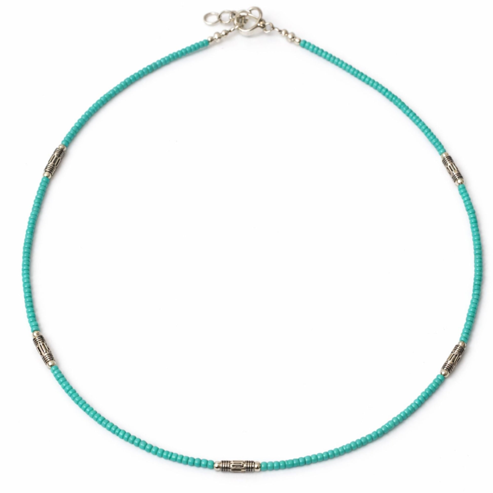 Collar de cuentas turquesas con separadores plateados, estilo bohemio y moderno. Ideal para cualquier ocasión.