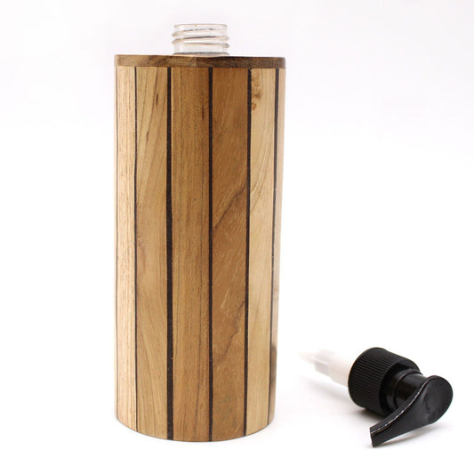 Dispensador cilíndrico de madera de teca con veteado vertical y bomba dosificadora negra sobre fondo blanco.