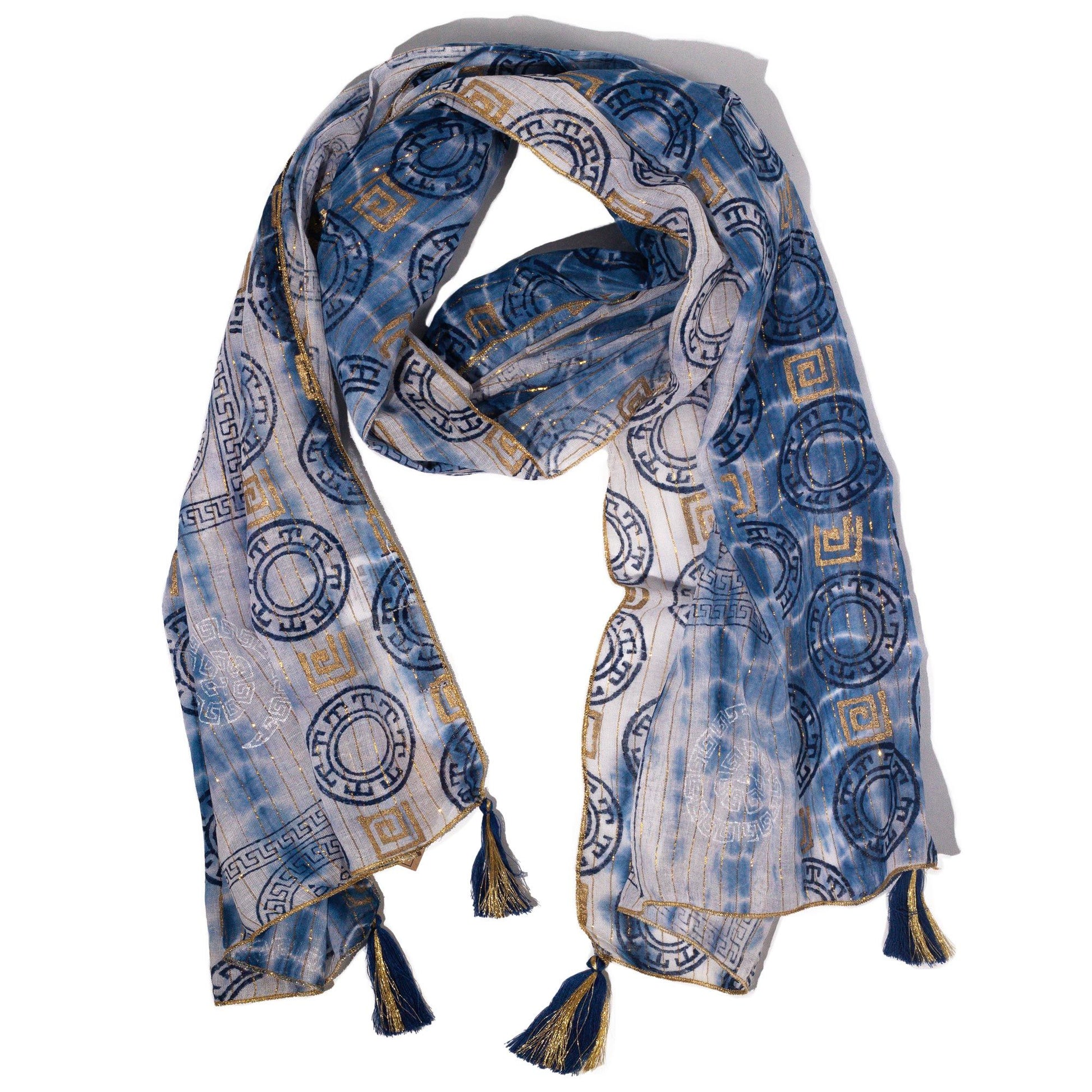 Bufanda azul con estampado geométrico en tonos dorados, de tela ligera y flecos decorativos.