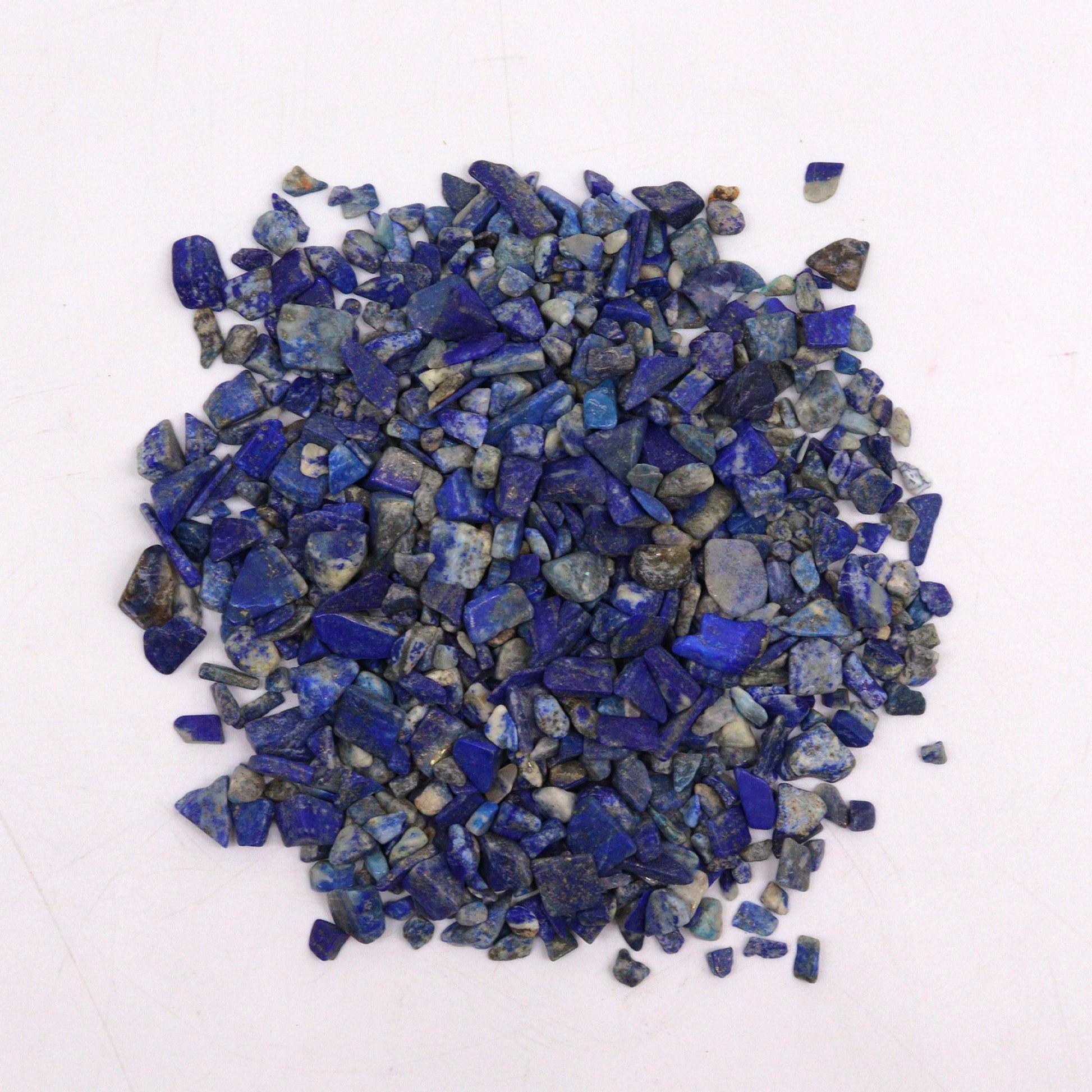 Gravas de lapislázuli en tonos azules y grises, ideal para decoración y manualidades.