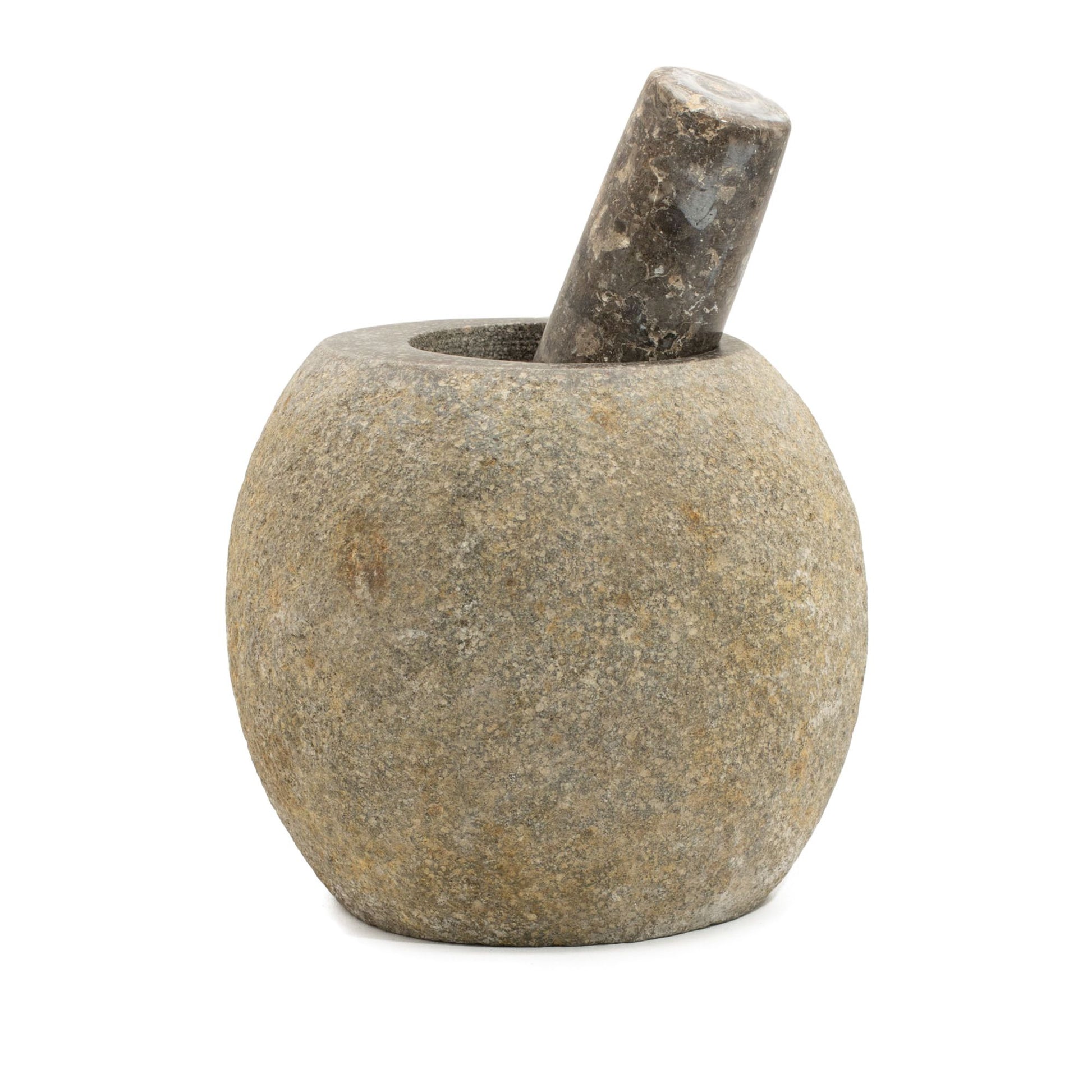 Mortero de piedra gris con mano de mortero en tono oscuro, diseño rústico y elegante, ideal para cocina.