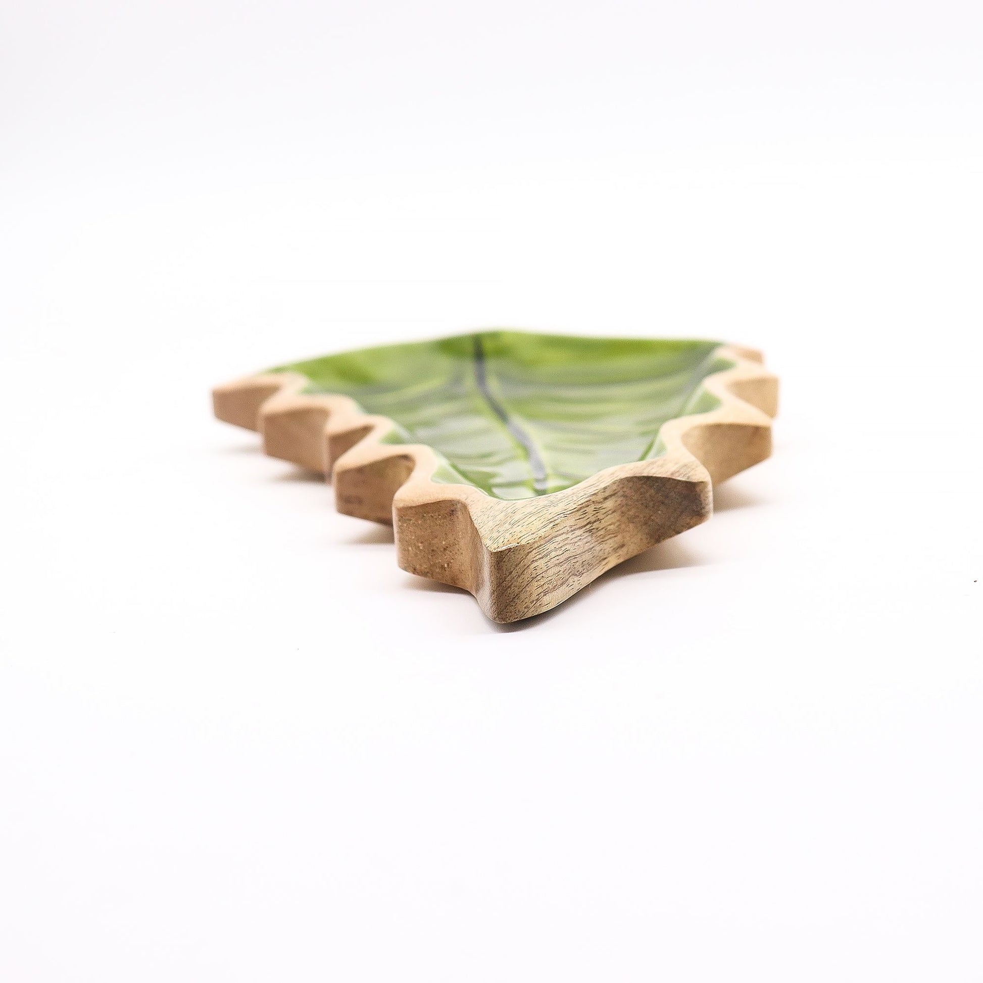 Bandeja de madera en forma de hoja, verde con detalles naturales, ideal para decoración y uso diario.