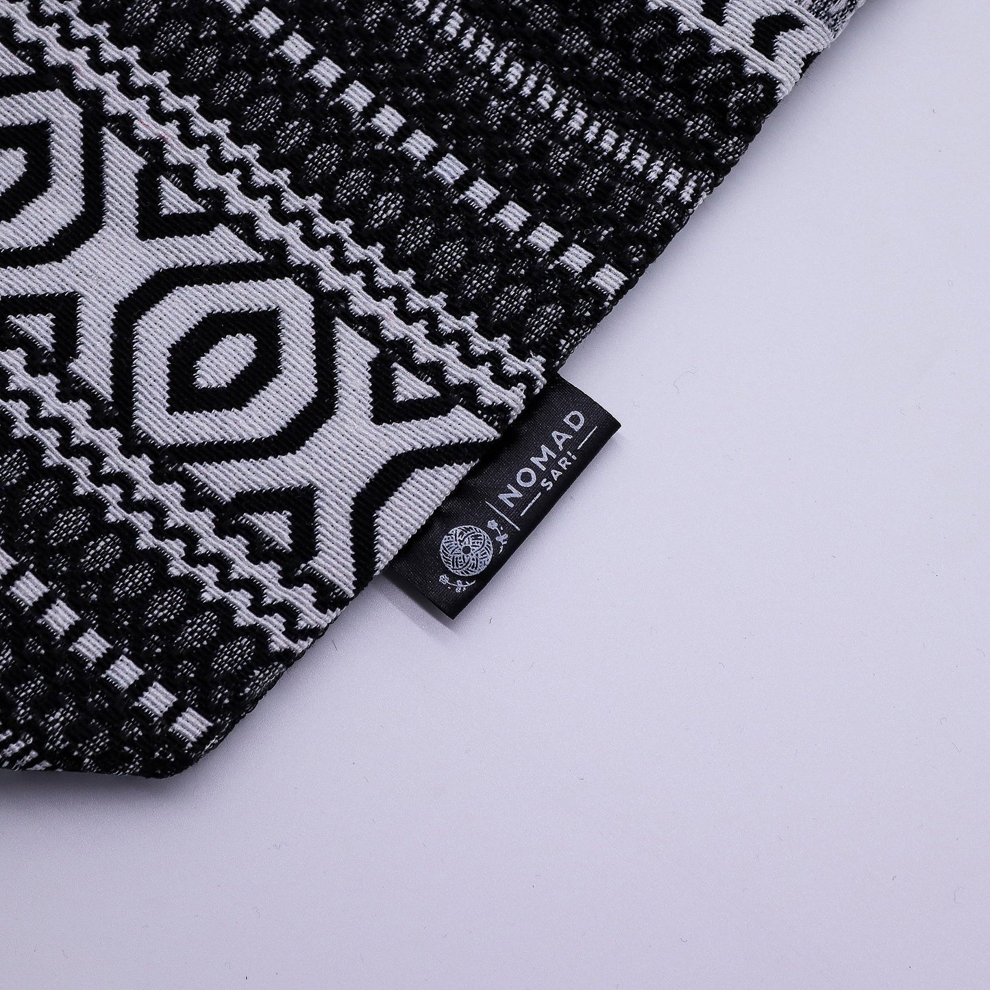 Toalla de playa Nomad, negra y blanca, con diseño geométrico y etiqueta, 100% algodón, estilo bohemio.