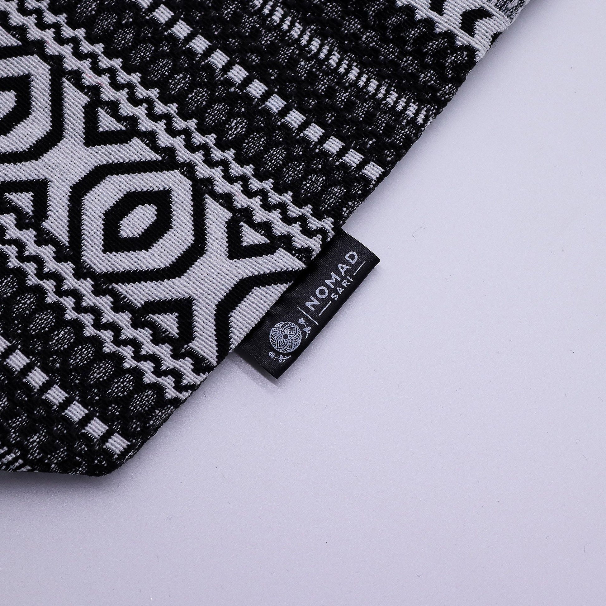 Toalla de playa Nomad, negra y blanca, con diseño geométrico y etiqueta, 100% algodón, estilo bohemio.