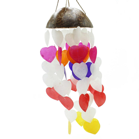Carillón de coco con colgantes en forma de corazones de colores hechos de conchas de capiz, estilo artesanal.