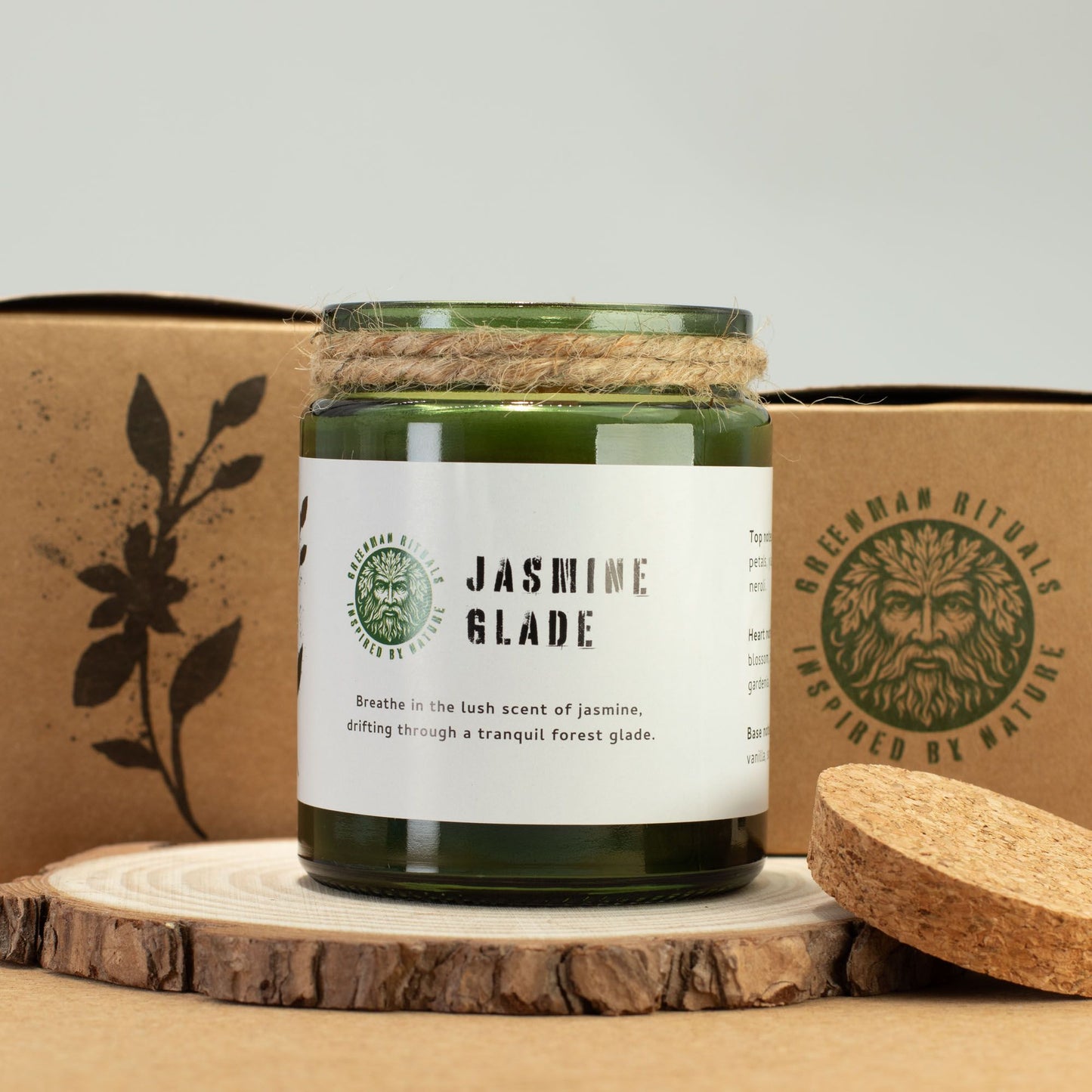 Vela de jazmín verde en frasco de vidrio, con tapa de corcho y cuerda, inspirada en la naturaleza.