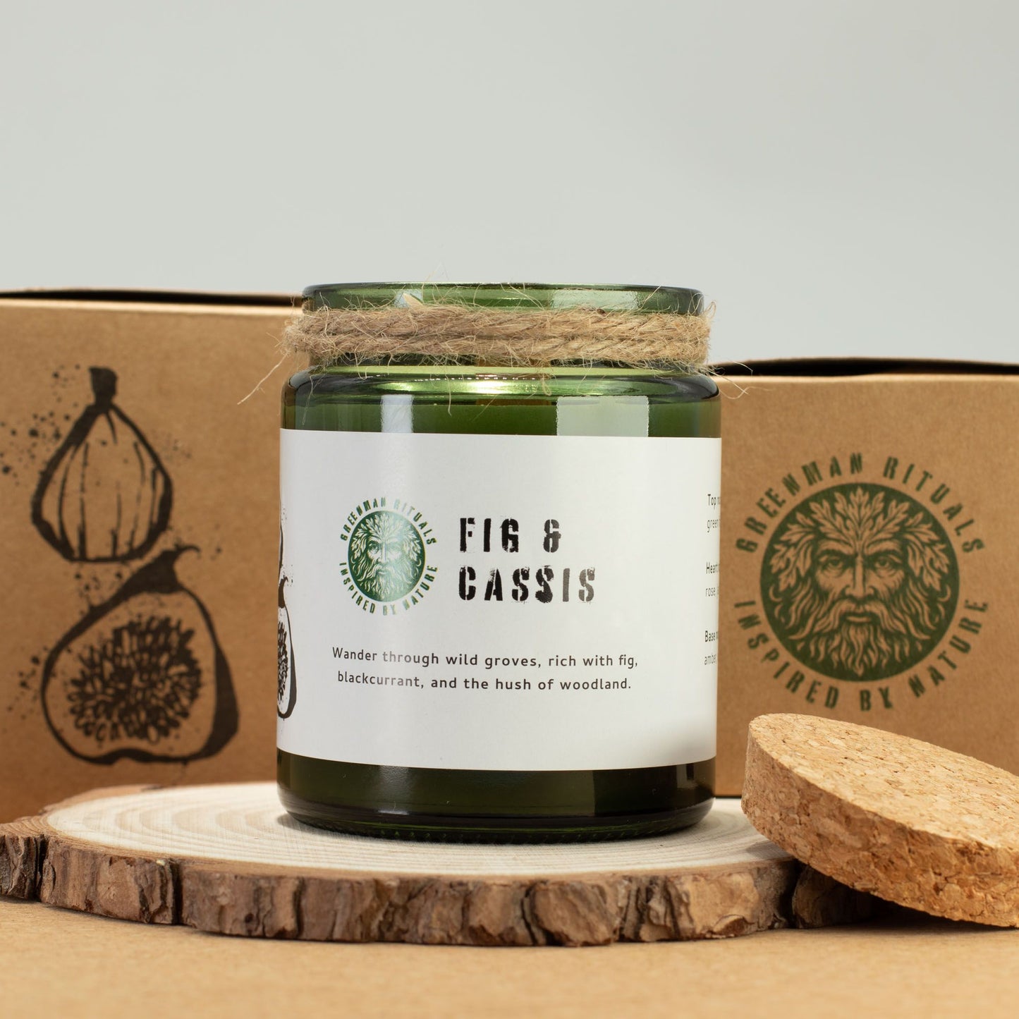 Vela de cristal verde con aroma a higo y grosella negra, decorada con cuerda y tapa de corcho.
