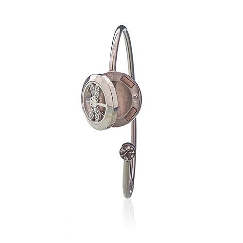 Aretes de metal plata con diseño moderno, detalles en color bronce y piedra brillante, estilo elegante y minimalista.