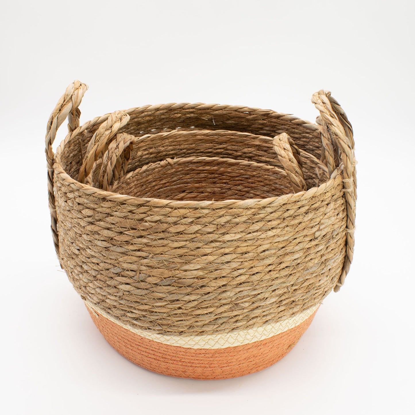Conjunto de 3 cestas de pasto marino trenzado, base naranja, forma redonda con asas, estilo natural y artesanal.