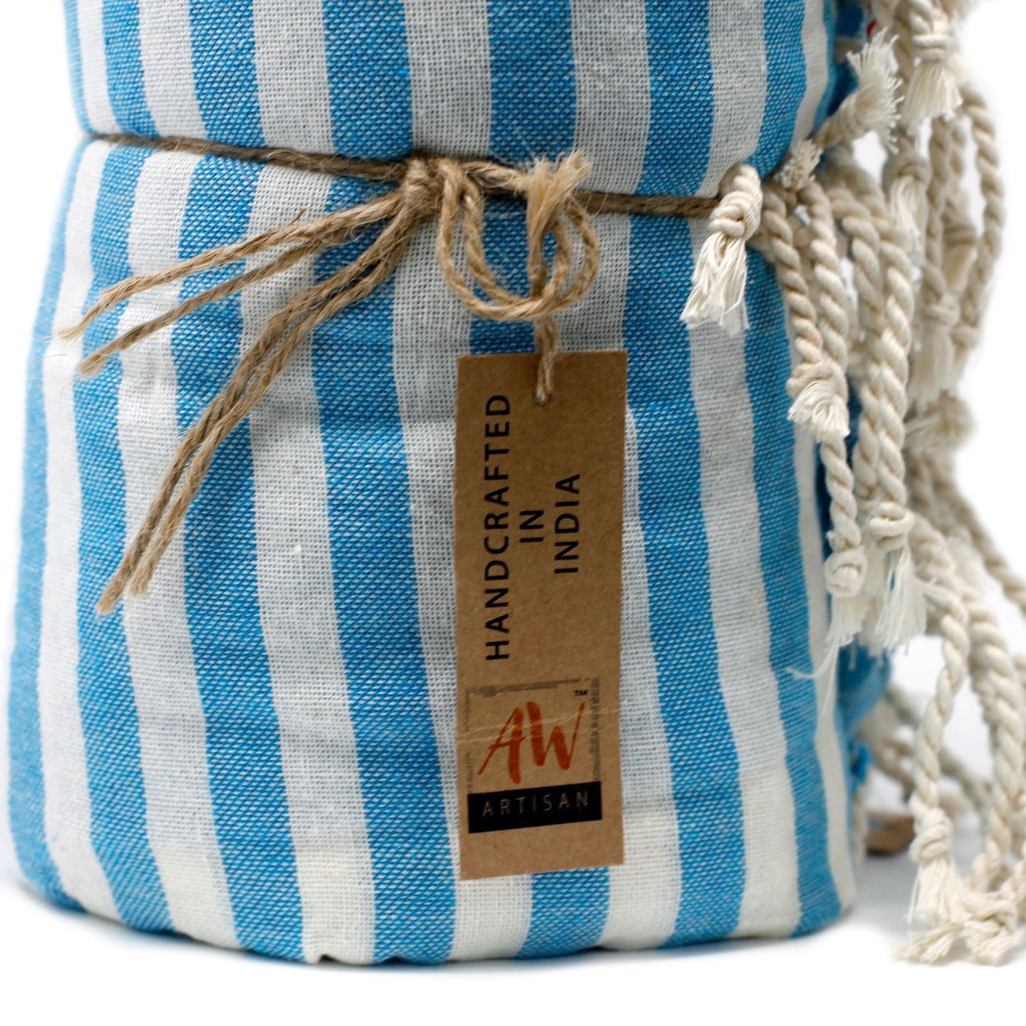 Bolsa de algodón hecha a mano en India, rayas azul y blanca, con detalles en yute.