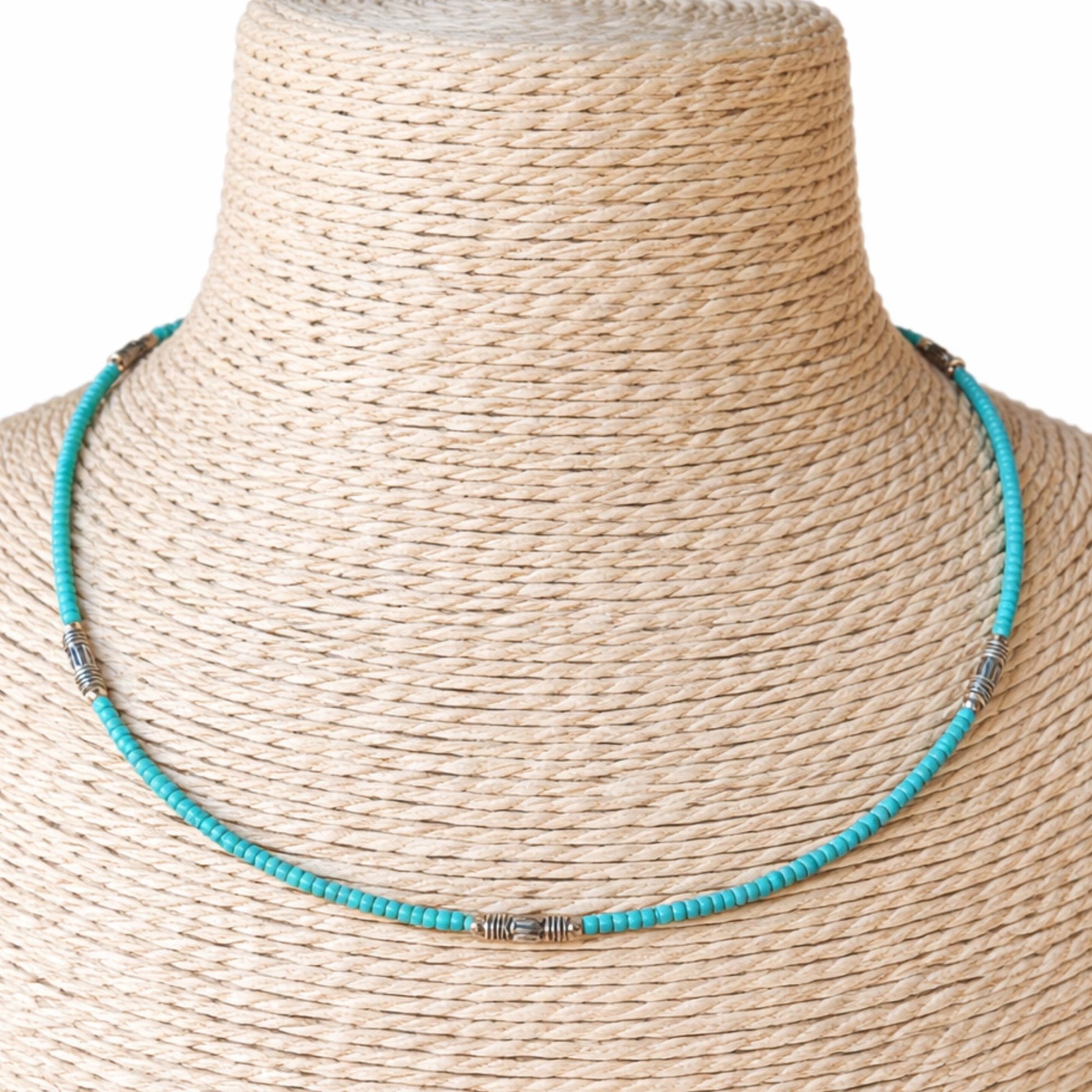Collar de cuentas turquesa con detalles en metal plateado, estilo moderno y fresco. Ideal para el uso diario.