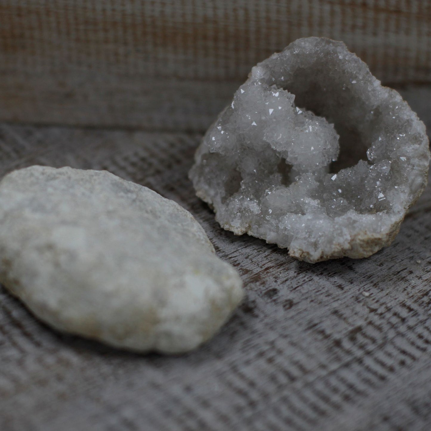 Cristales de cuarzo blanco y gris, en forma natural, ideales para decoración y energías positivas.